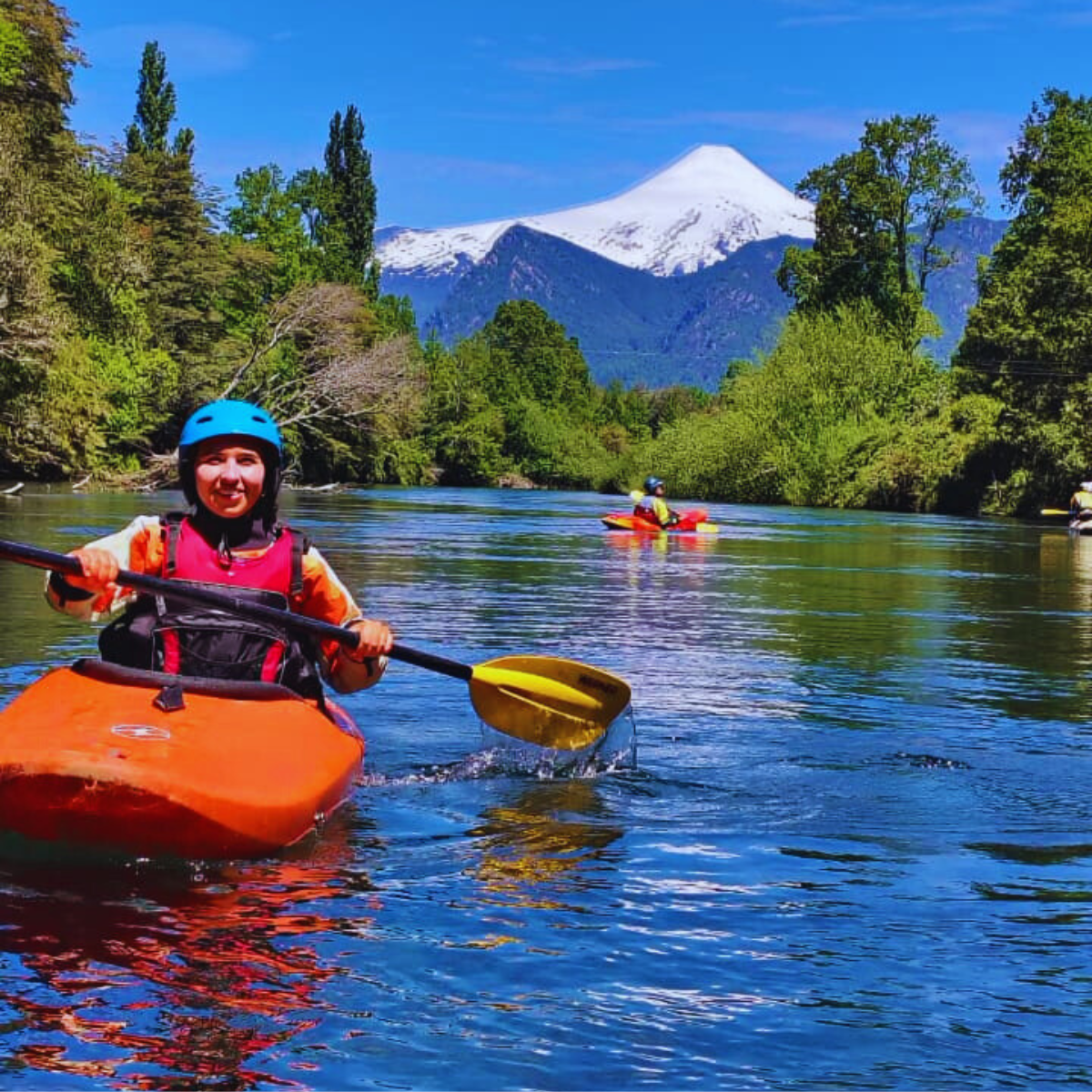 flotada familiar por el río liucura