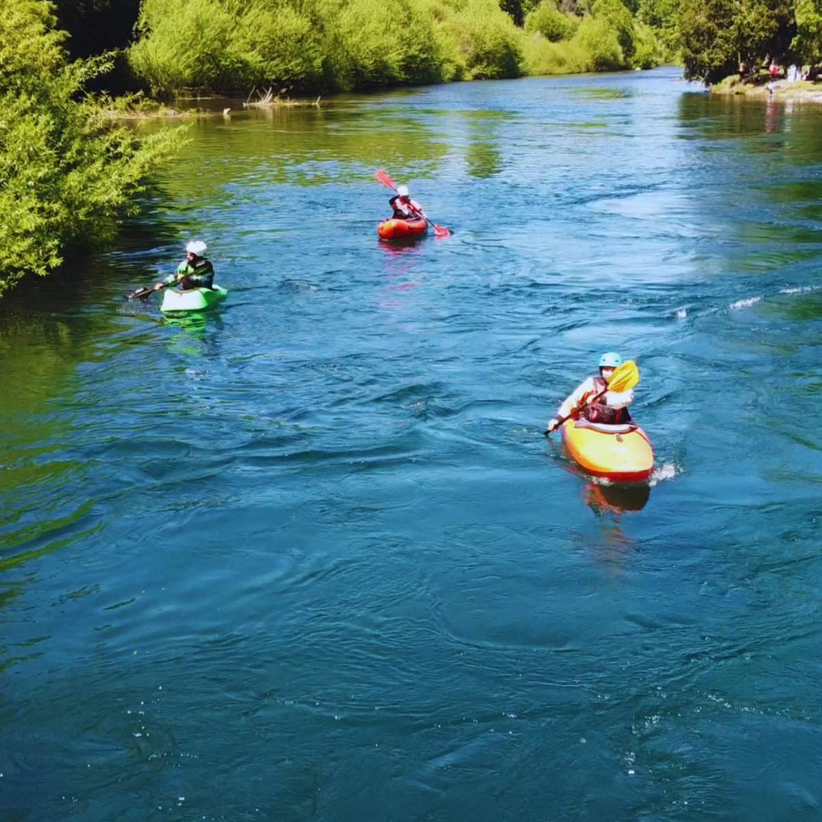 flotada familiar por el río liucura