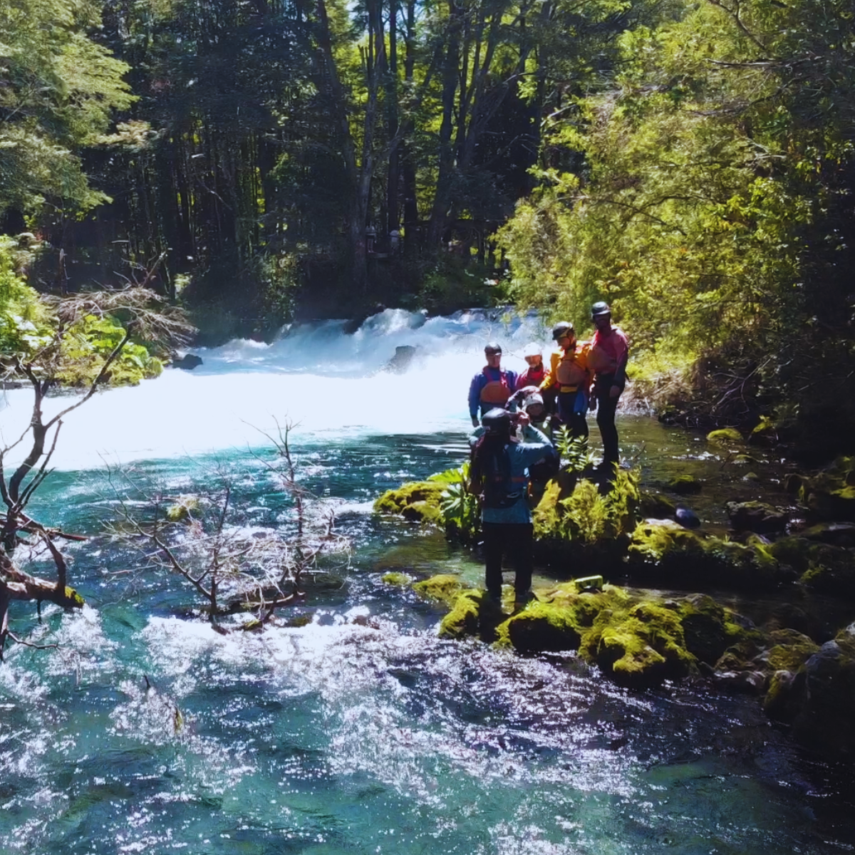 flotada familiar por el río liucura